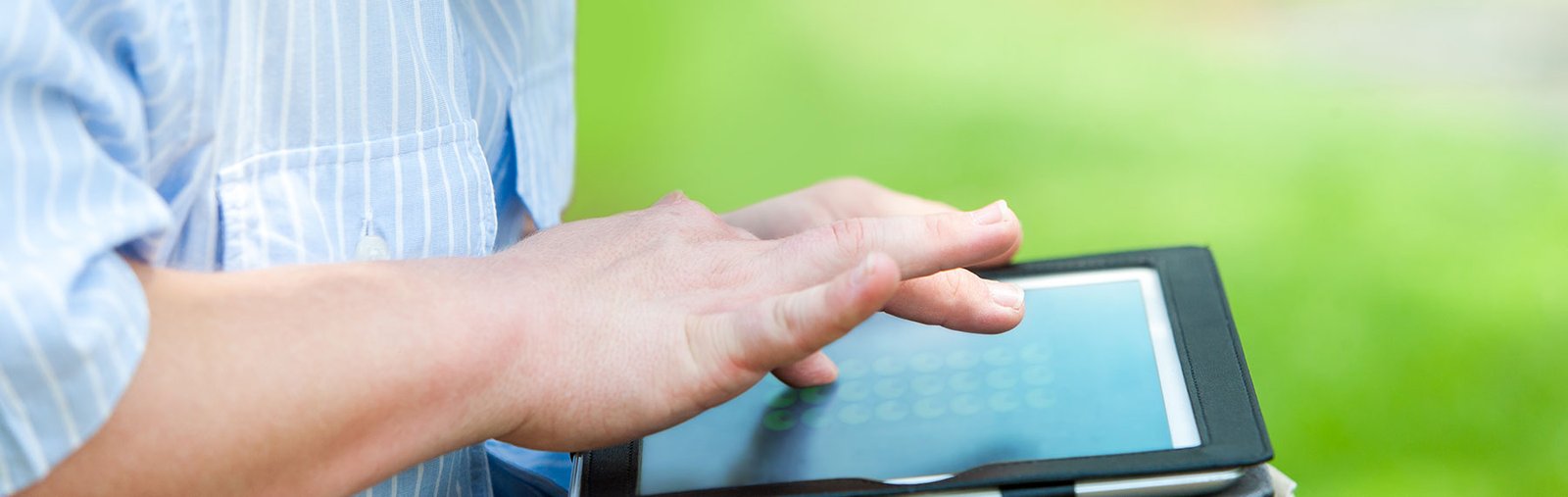 1800x570 Hand-ipad